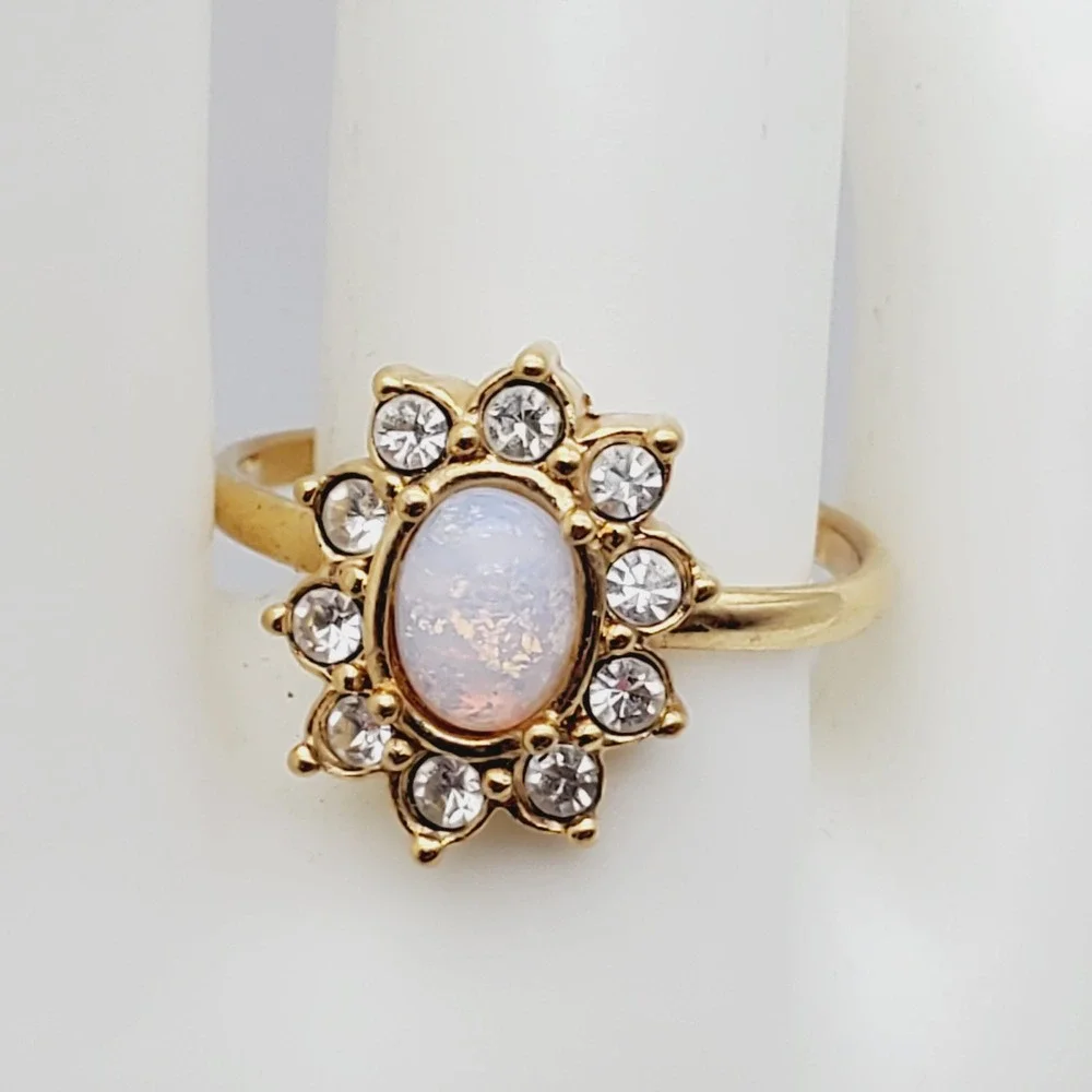 Avon Ring Gold Tone Fiery Opalesque Rhinestone Oval Classic Cocktail 8.75 1990s